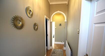 Bungalow - Sleeps 8 - Pets-enclosed Garden-parking