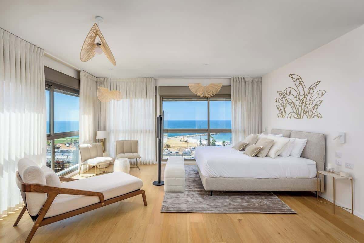 4 bedrooms, desk, iron/ironing board, WiFi