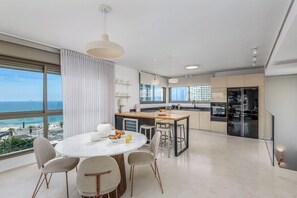 Fridge, microwave, oven, dishwasher - #Breathtaking 4BR/3BA Duplex Seafront (Tel Aviv-Yafo)