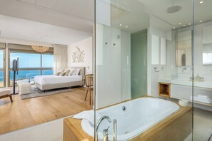 Shower, hair dryer, towels, toilet paper - #Breathtaking 4BR/3BA Duplex Seafront (Tel Aviv-Yafo)