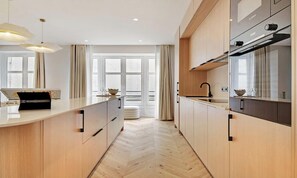 Een koelkast, een microgolfoven, een oven, een kookplaat