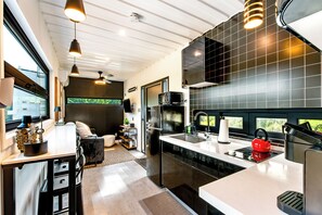 冷蔵庫、調理器具と食器、ペーパータオル