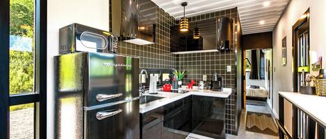 ثلاجة، مستلزمات طهي/أطباق/أوعية، مناشف ورقية