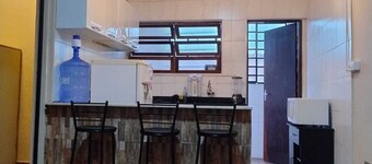  Kit 1 Quarto - Centro - Prox a Praia - Wifi - Smartv - Churrasqueira - Secador 