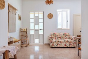Maison Familiale, plusieurs chambres, cÎté montagne (Casa Vacanze Minare Selva di Fasano) | Coin séjour | Télévision à écran plat de 21 pouces avec chaßnes par cùble, télévision
