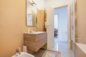 Family House, Multiple Bedrooms, Mountainside (Casa Vacanze Minare Selva di Fasano) | Bathroom | Shower, hair dryer, bidet, towels