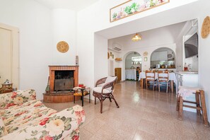 Maison Familiale, plusieurs chambres, cÎté montagne (Casa Vacanze Minare Selva di Fasano) | Coin séjour | Télévision à écran plat de 21 pouces avec chaßnes par cùble, télévision