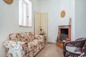 21-inch flat-screen TV with cable channels, TV, fireplace - Casa Vacanze Minare Selva di Fasano (Fasano)