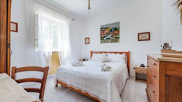 3 bedrooms, laptop workspace, free WiFi, bed sheets