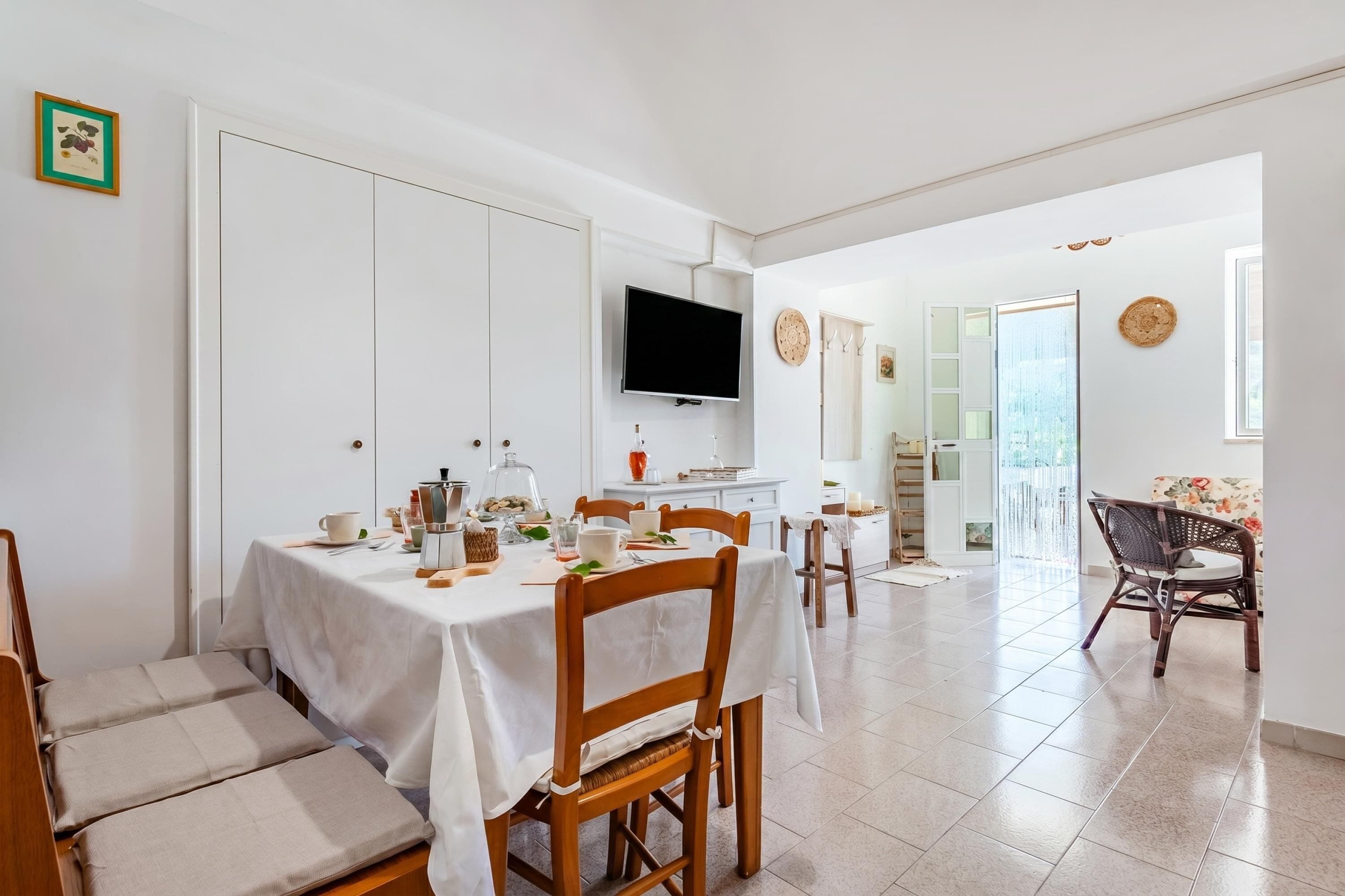 Family House, Multiple Bedrooms, Mountainside (Casa Vacanze Minare Selva di Fasano) | Dining