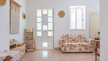 21-inch flat-screen TV with cable channels, TV, fireplace