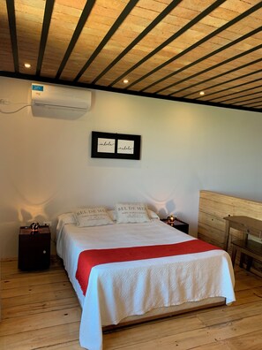 1 室のベッドルーム、セーフティボックス (室内)、デスク、アイロン / アイロン台