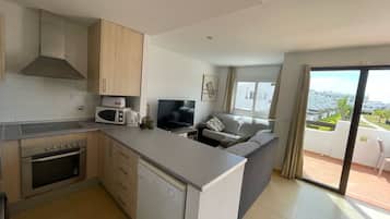 Apartament | Cuina privada | Frigorífic, microones, forn i placa de cuina