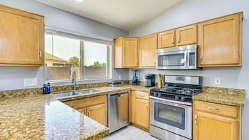 House (3 Bedrooms) | Interior