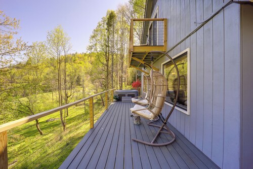 24-acre Cottage w/ Hot Tub ~ 10 Mi to Blowing Rock