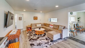 A spacious living room with a sectional sofa, a coffee table, and a patterned rug. - Grangeville Vacation Rental Near Downtown & Parks! (Grangeville)