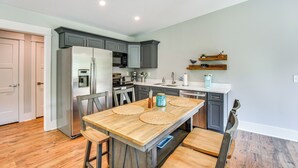 Apartment (1 Bedroom) | Interior - Waterfront Hartwell Apartment w/ Dock Access! (Hartwell)