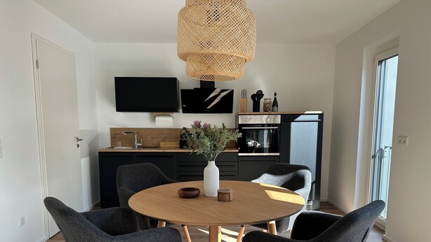 Une cuisine moderne avec un coin repas.