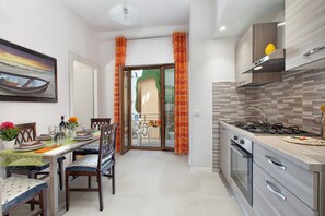 Microwave, oven - B&B Sorrento Mahal Kita, Apt Sorrento (Sorrento)