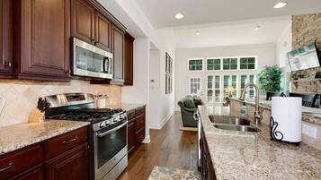 冷蔵庫、電子レンジ、オーブン、コンロ