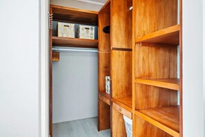 Un armari de fusta amb nombroses prestatgeries i calaixos, alguns amb caixes decoratives.