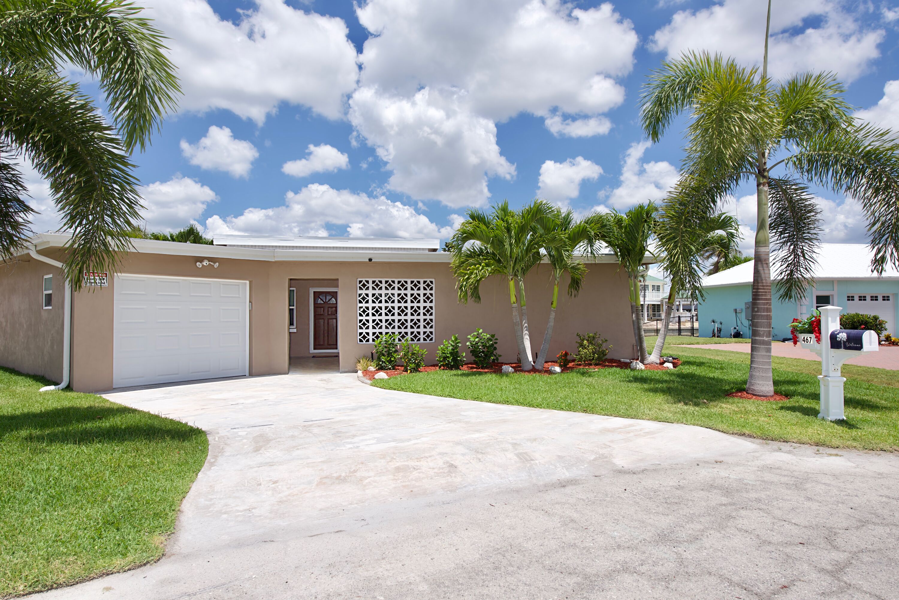 ☀️Private Pool, Remodeled, Canal Front Cottage on Madison☀️
