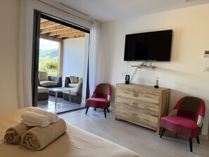 6 bedrooms, iron/ironing board, free WiFi, bed sheets