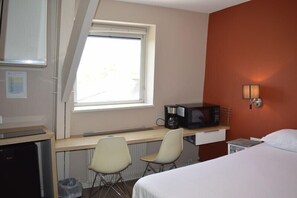 Desk, laptop workspace, free WiFi, bed sheets - Appart'Hotel Voltaire (Chateauroux)