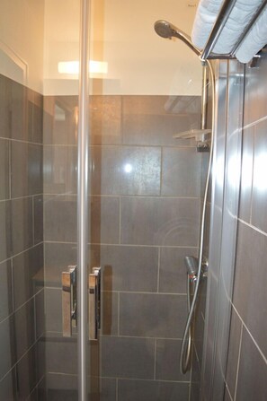 Handuk, sabun, sampo, dan tisu toilet