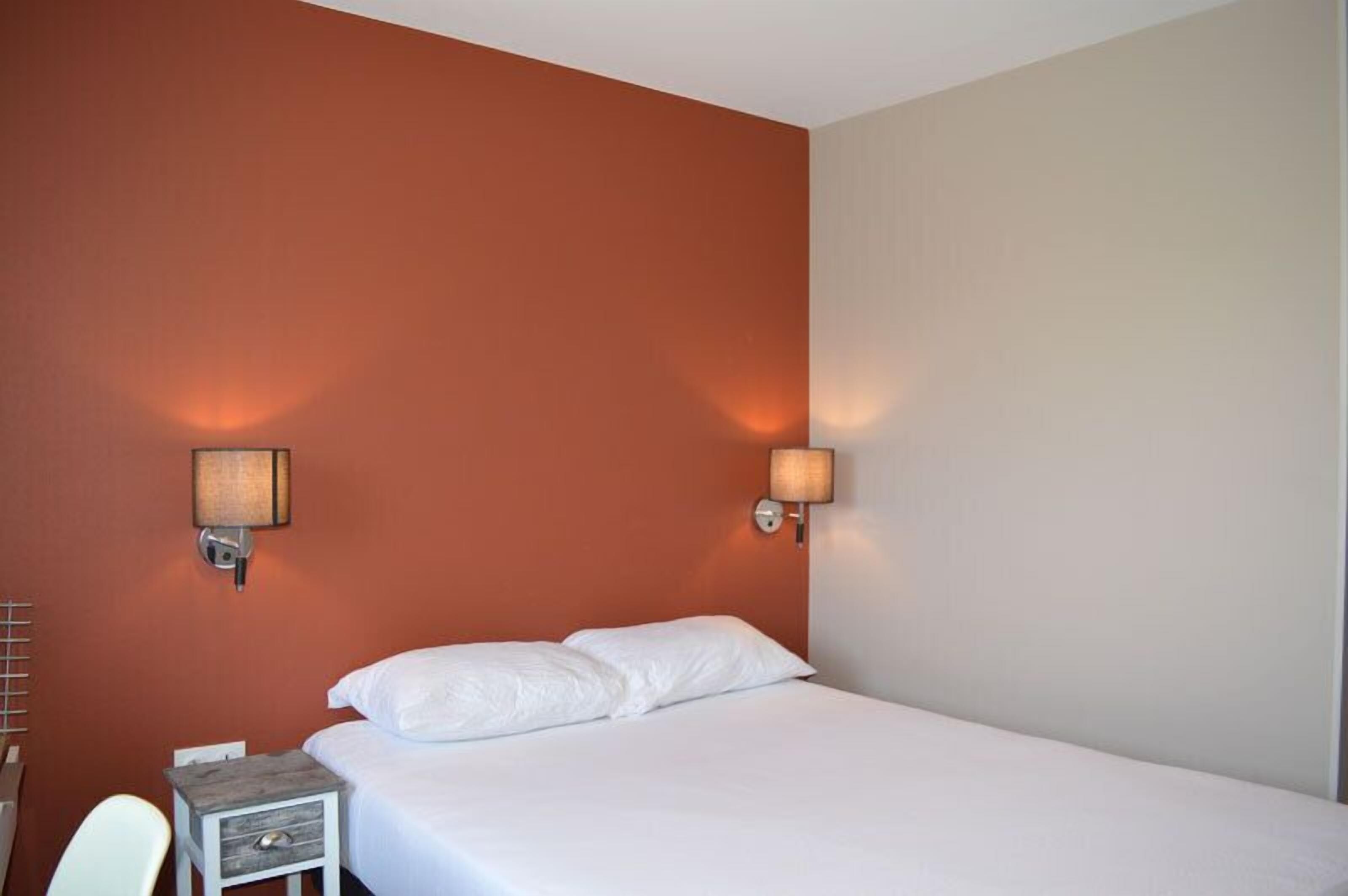 デスク、ノートパソコン用作業スペース、WiFi (無料)、ベッドシーツ