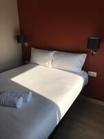 Bureau, espace de travail pour ordinateur portable, Wi-Fi gratuit