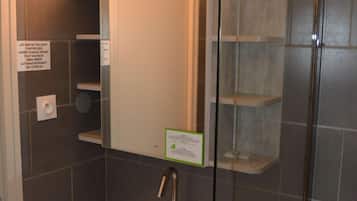 Toallas, jabón, shampoo, papel de baño