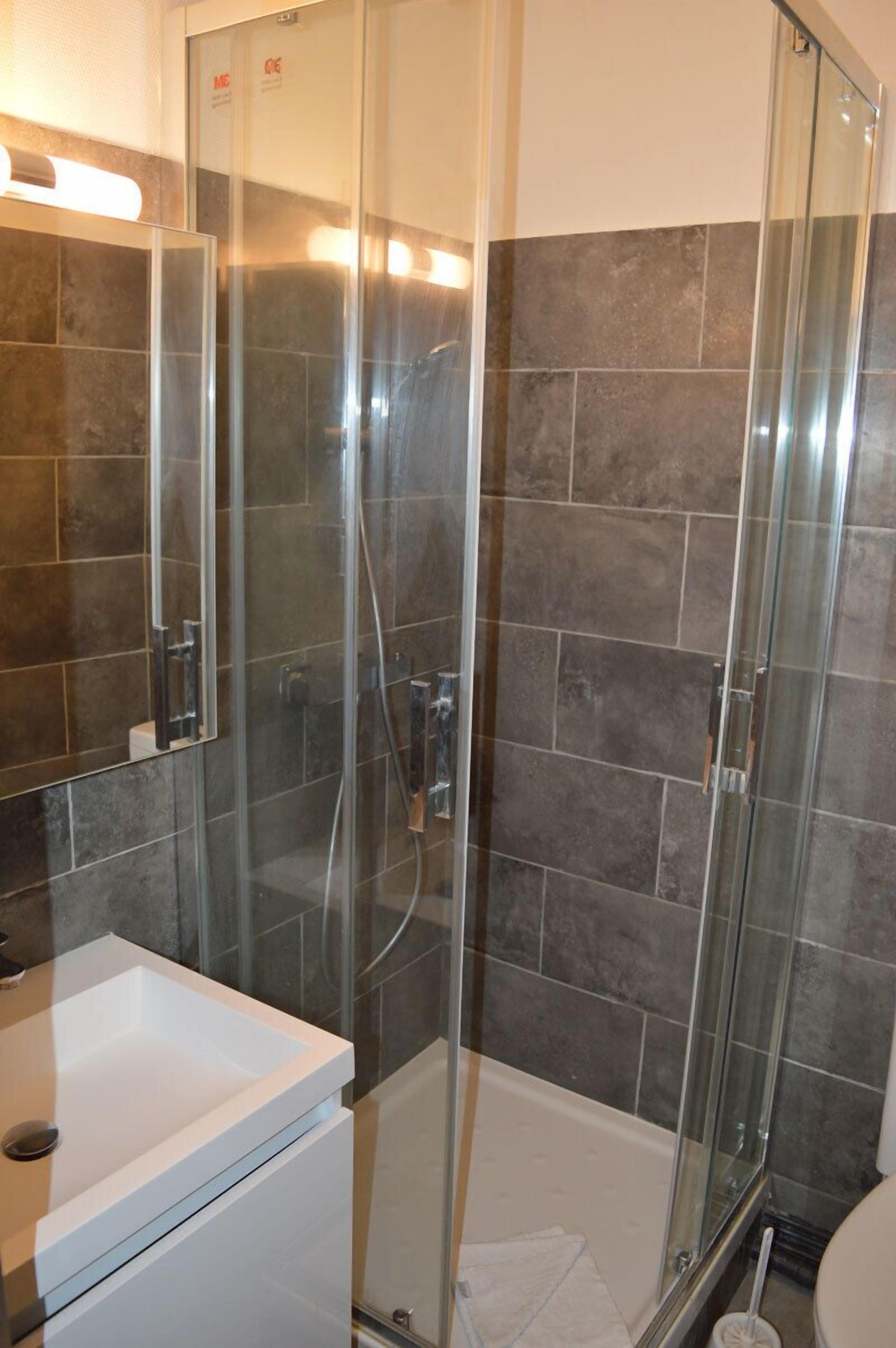 Towels, soap, shampoo, toilet paper