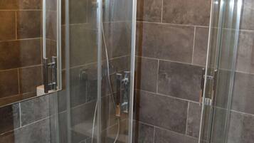 Serviettes fournies, savon, shampoing, papier toilette