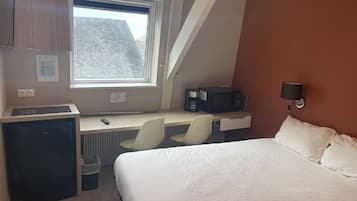 Escritorio, espacio para trabajar con laptop y wifi gratis