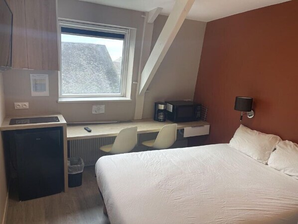 Desk, laptop workspace, free WiFi, bed sheets - Appart'Hotel Voltaire (Chateauroux)