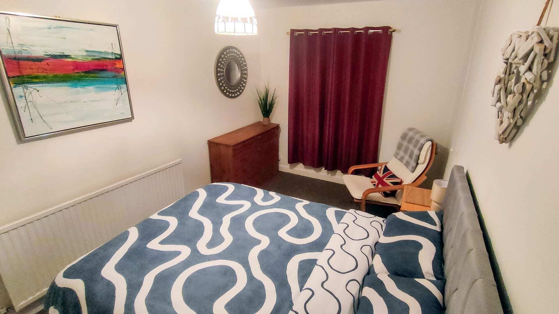 2 soverom, skrivebord, strykejern/-brett og wi-fi