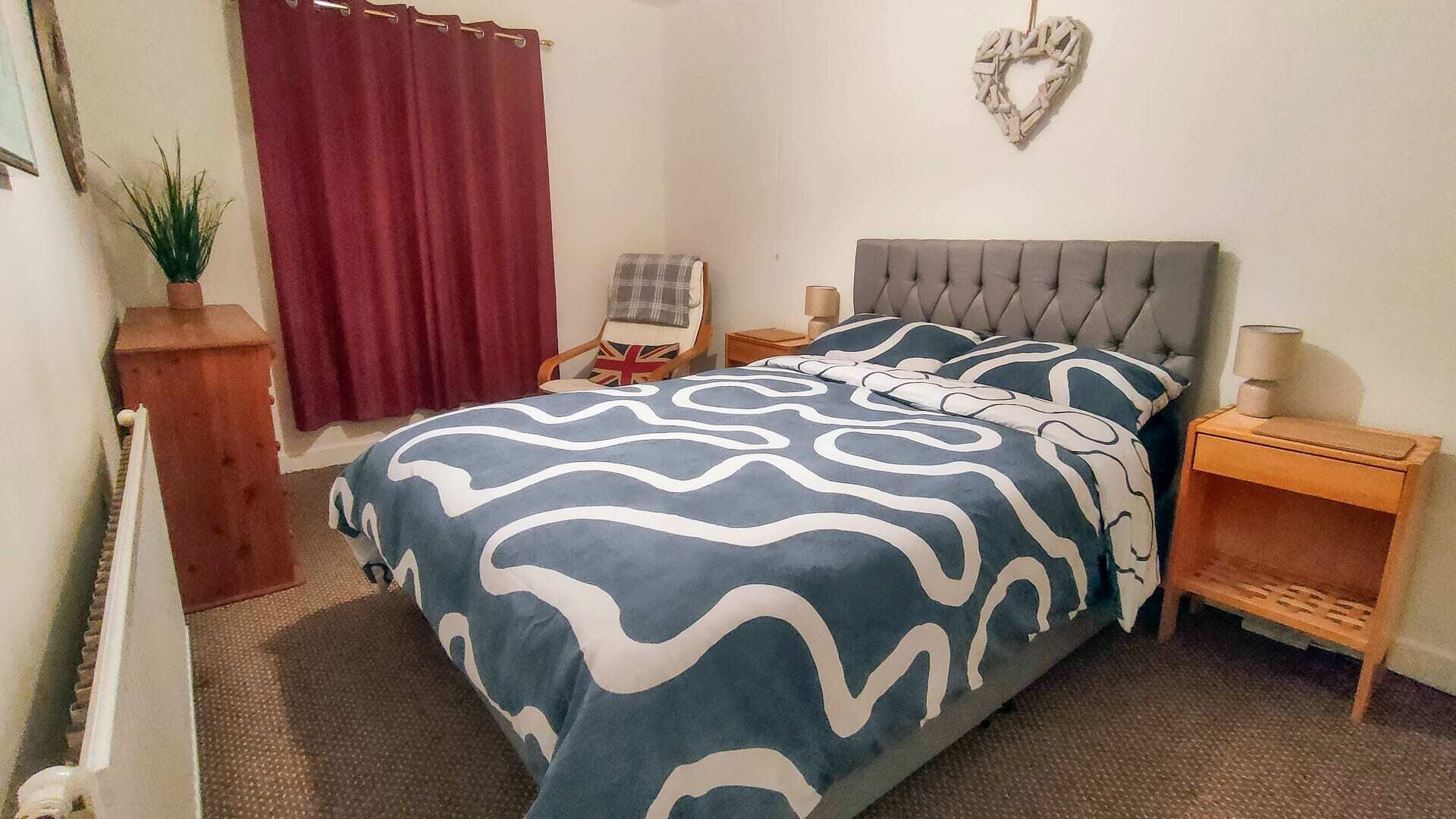 2 bedrooms, desk, iron/ironing board, WiFi