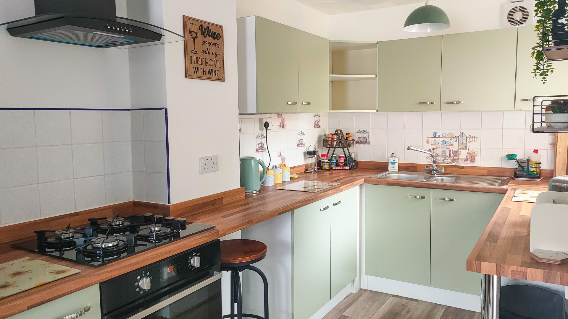 Kjøleskap, mikrobølgeovn, ovn og kokeplater