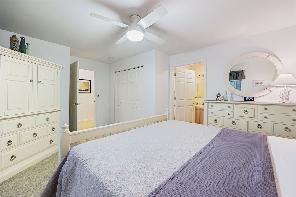 423 Beautiful Oceanfront Condo Views of the beach and ocean beyond