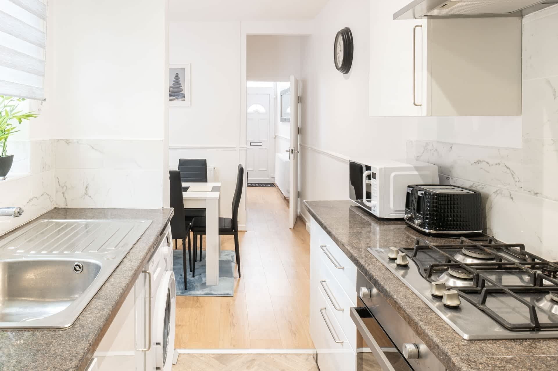 Réfrigérateur, four à micro-ondes, un four, surface de cuisson