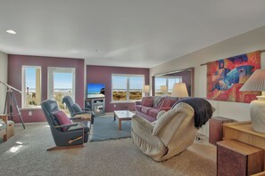 Una Smart TV, una chimenea, un reproductor de DVD