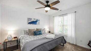 6 chambres, bureau, fer et planche à repasser, lit de bébé portatif