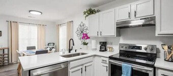 DT/2 Spacious 3BR Suites/FreeParking/SelfCheckin