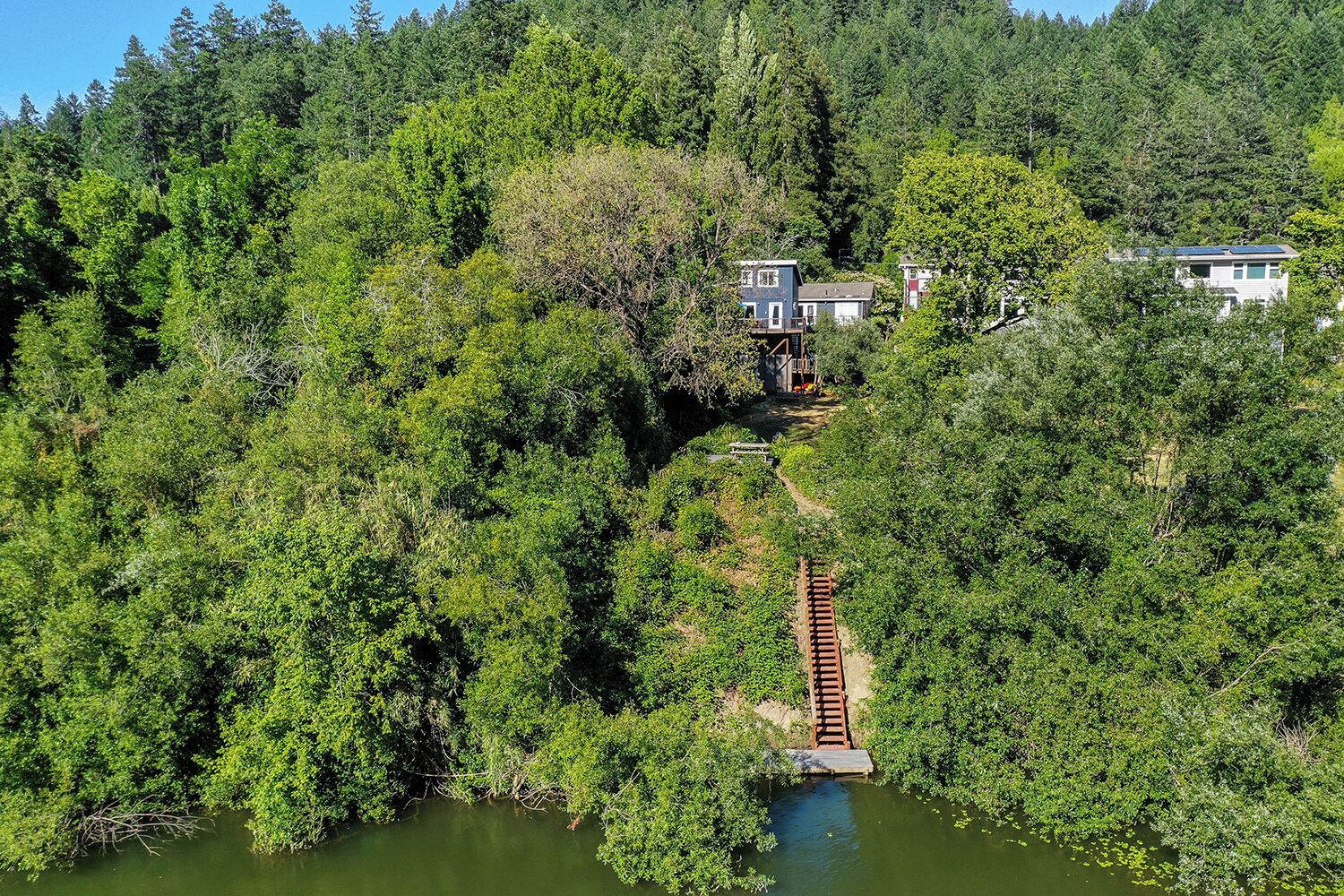 Otter's Landing Treehouse ~ Dog Friendly Mid-Term Rental on the River!
