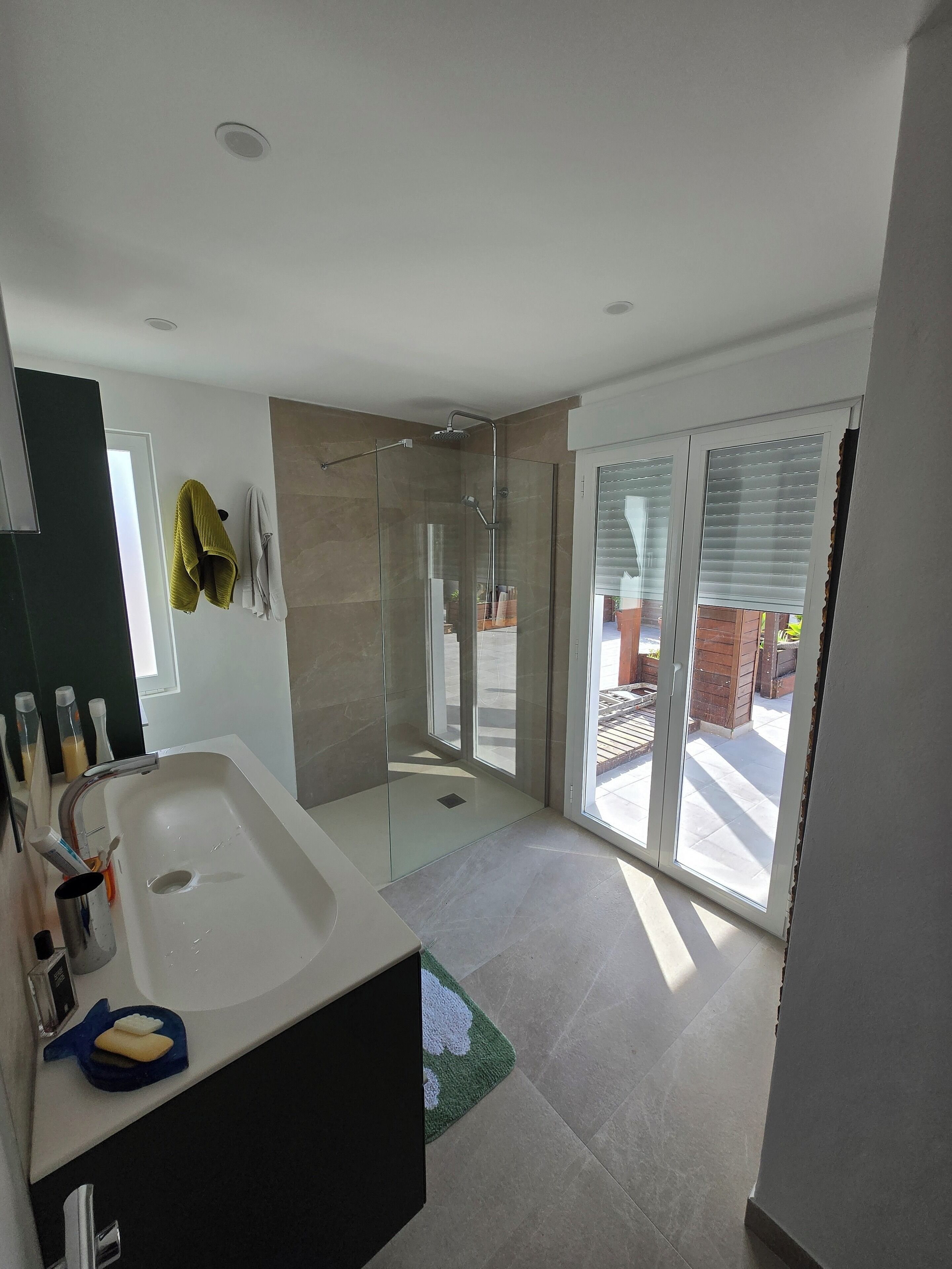 Sèche-cheveux, serviettes fournies