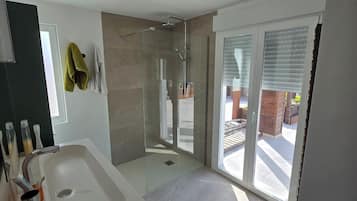 SĂšche-cheveux, serviettes fournies