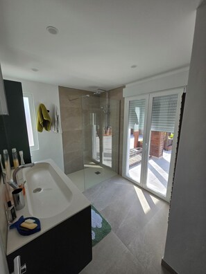 Sèche-cheveux, serviettes fournies