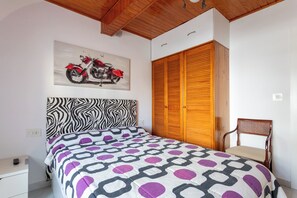 2 chambres, fer et planche à repasser, Wi-Fi, draps fournis