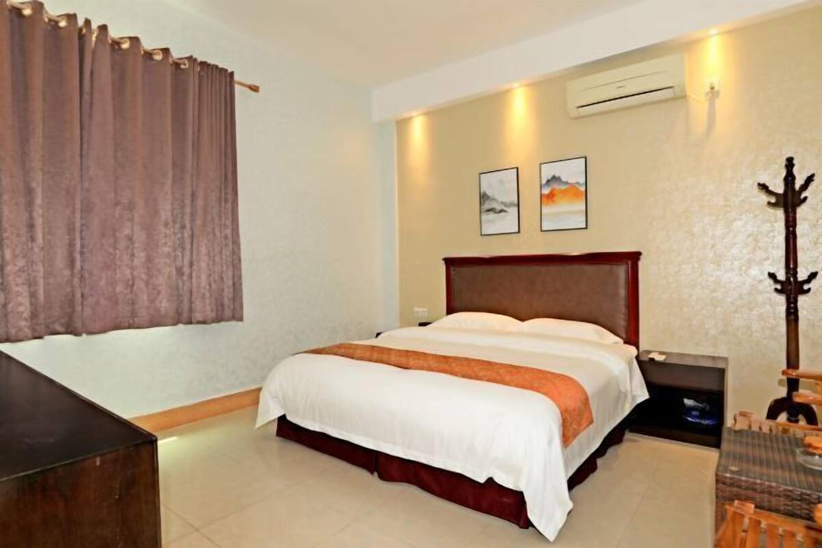 Une chambre d’hôtel avec un lit, un bureau, une chaise et une table.